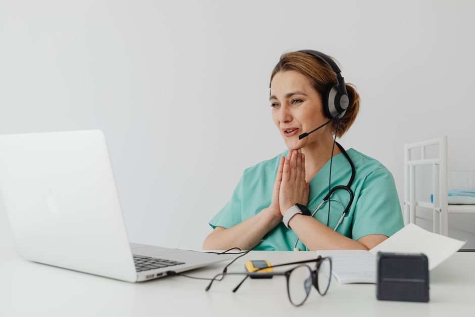 pexels photo 7195308.jpg Healthcare professional using technology solutions on a laptop in a home setting to manage home health billing