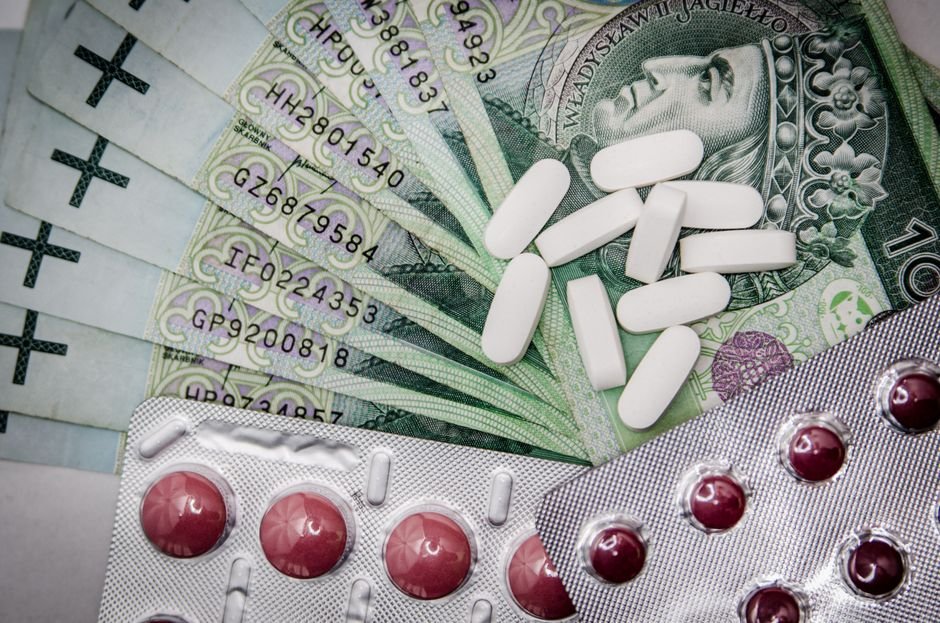 Polish Zloty banknotes and pills, representing medical costs and ERA processing challenges