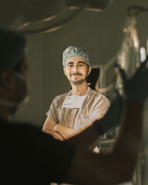 pexels photo 17686810.jpg Doctor explaining post-operative recovery to a patient, crucial for managing the global surgery period.