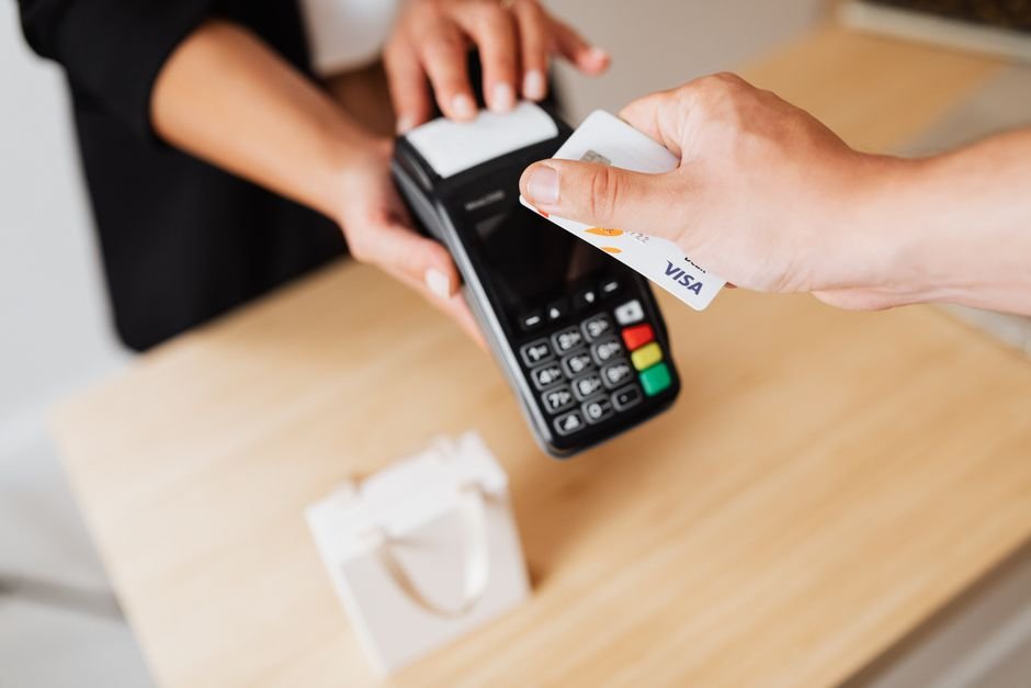 Contactless payment with a credit card, symbolizing modern healthcare technology payment processing